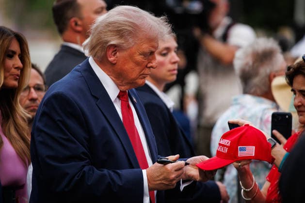 May 19, 2026, Washington, District Of Columbia, USA: United States President Donald J Trump autographs a hat as he greets guests during the Congressional Picnic on the South Lawn of the White House in Washington, DC, USA, on May 19, 2026 Washington USA - ZUMAs152 20260519_faa_s152_098 Copyright: xSamuelxCorumx-xPoolxviaxCNPx