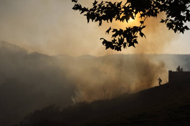 California wildfire burns over 1,300 acres, thousands evacuated SIMI VALLEY, CALIFORNIA - MAY 19: Firefighter work the hillside during the Sandy Fire in Simi Valley, California on May 19, 2026. A wildfire in the U.S. state of California has scorched more than 1,300 acres (nearly 526 hectares) of land, prompting the evacuation of thousands of people. The Sandy Fire broke out on Monday morning in the hills above Simi Valley, located roughly 30 miles (48 kilometers) northwest of Los Angeles, according to a statement released by California Governor Gavin Newsom’s Office. Myraneli Fabian Anadolu California United States. Editorial use only. Please get in touch for any other usage.  Copyright: x2026xAnadoluxMyranelixFabianx