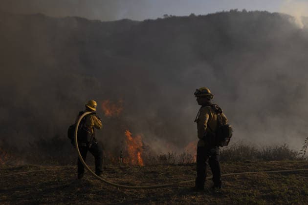 California wildfire burns over 1,300 acres, thousands evacuated SIMI VALLEY, CALIFORNIA - MAY 19: Firefighters work the hillside during the Sandy Fire in Simi Valley, California on May 19, 2026. A wildfire in the U.S. state of California has scorched more than 1,300 acres (nearly 526 hectares) of land, prompting the evacuation of thousands of people. The Sandy Fire broke out on Monday morning in the hills above Simi Valley, located roughly 30 miles (48 kilometers) northwest of Los Angeles, according to a statement released by California Governor Gavin Newsom’s Office. Myraneli Fabian Anadolu California United States. Editorial use only. Please get in touch for any other usage.  Copyright: x2026xAnadoluxMyranelixFabianx