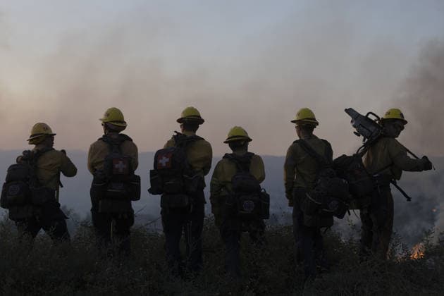 California wildfire burns over 1,300 acres, thousands evacuated SIMI VALLEY, CALIFORNIA - MAY 19: Firefighters watch the Sandy Fire burn along a hillside in Simi Valley, California on May 19, 2026. A wildfire in the U.S. state of California has scorched more than 1,300 acres (nearly 526 hectares) of land, prompting the evacuation of thousands of people. The Sandy Fire broke out on Monday morning in the hills above Simi Valley, located roughly 30 miles (48 kilometers) northwest of Los Angeles, according to a statement released by California Governor Gavin Newsom’s Office. Myraneli Fabian Anadolu California United States. Editorial use only. Please get in touch for any other usage.  Copyright: x2026xAnadoluxMyranelixFabianx