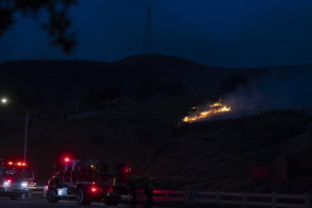 California wildfire burns over 1,300 acres, thousands evacuated SIMI VALLEY, CALIFORNIA - MAY 19: Flames move across a hillside during the Sandy Fire in Simi Valley, California on May 19, 2026. A wildfire in the U.S. state of California has scorched more than 1,300 acres (nearly 526 hectares) of land, prompting the evacuation of thousands of people. The Sandy Fire broke out on Monday morning in the hills above Simi Valley, located roughly 30 miles (48 kilometers) northwest of Los Angeles, according to a statement released by California Governor Gavin Newsom’s Office. Myraneli Fabian Anadolu California United States. Editorial use only. Please get in touch for any other usage.  Copyright: x2026xAnadoluxMyranelixFabianx