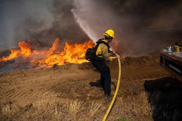 Bain Fire erupts in Jurupa Valley burns over 600 acres CALIFORNIA, US - MAY 19: A San Bernadino County Firefighter fights the Bain Fire originating from Jurupa Valley, California, United States on May 19, 2026. Jon Putman Anadolu California United States. Editorial use only. Please get in touch for any other usage.  Copyright: x2026xAnadoluxJonxPutmanx