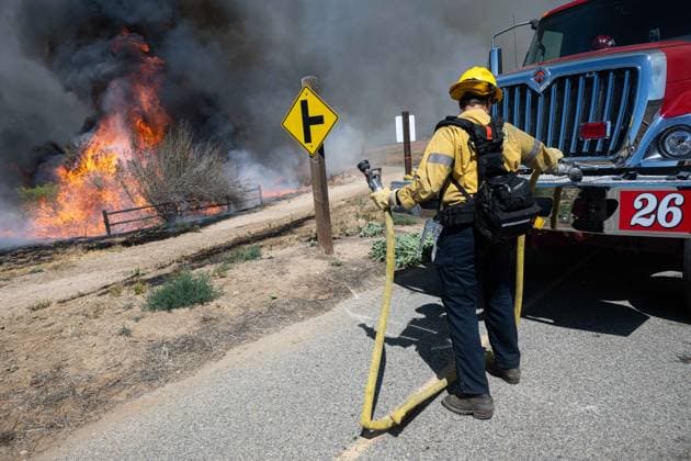 Bain Fire erupts in Jurupa Valley burns over 600 acres CALIFORNIA, US - MAY 19: A San Bernadino County Firefighter readies a fire hose during the Bain Fire originating from Jurupa Valley, California, United States on May 19, 2026. Jon Putman Anadolu California United States. Editorial use only. Please get in touch for any other usage.  Copyright: x2026xAnadoluxJonxPutmanx