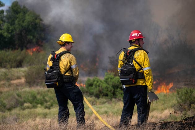 Bain Fire erupts in Jurupa Valley burns over 600 acres CALIFORNIA, US - MAY 19: San Bernadino County Firefighters seen during the Bain Fire originating from Jurupa Valley, California, United States on May 19, 2026. Jon Putman Anadolu California United States. Editorial use only. Please get in touch for any other usage.  Copyright: x2026xAnadoluxJonxPutmanx