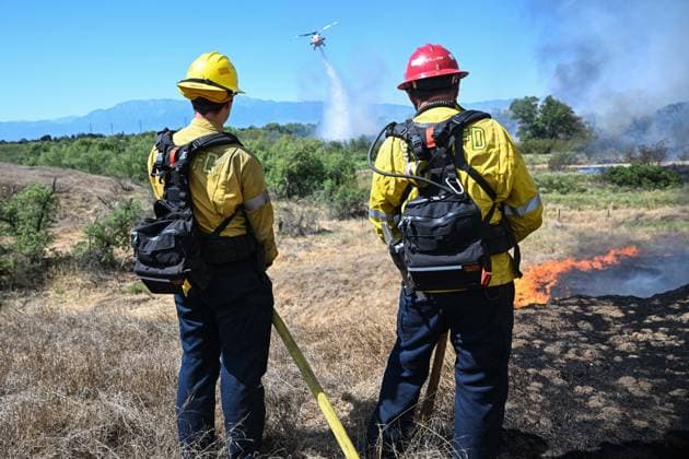 Bain Fire erupts in Jurupa Valley burns over 600 acres CALIFORNIA, US - MAY 19: San Bernadino County Firefighters seen during the Bain Fire originating from Jurupa Valley, California, United States on May 19, 2026. Jon Putman Anadolu California United States. Editorial use only. Please get in touch for any other usage.  Copyright: x2026xAnadoluxJonxPutmanx