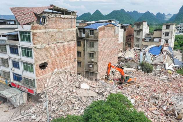 LIUZHOU, CHINA - MAY 19: Excavators carry out rescue operations after a 5.2-magnitude earthquake on May 19, 2026 in Liunan District, Liuzhou City, Guangxi Zhuang Autonomous Region of China. Another 5.2-magnitude earthquake jolted Liunan district, Liuzhou city in South China s Guangxi Zhuang Autonomous Region at 9:44 pm on May 18. This was the second 5.2 magnitude earthquake to hit Liuzhou within one day. Emergency, fire, and police authorities rushed to the scene immediately after the quake to carry out rescue operations.  Copyright: xVCGx 111642759958