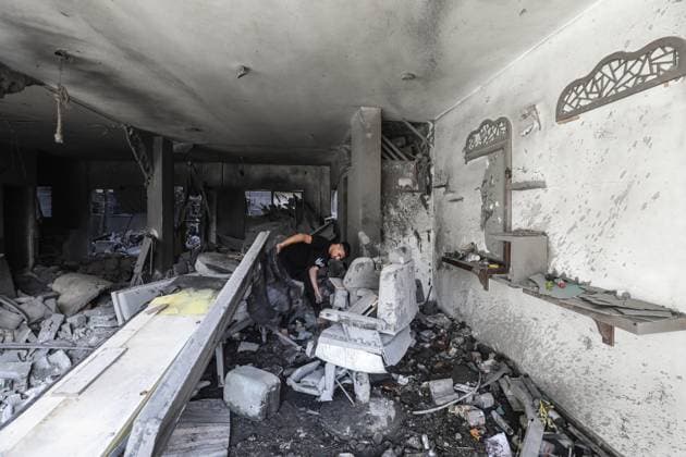 Israeli army targets building in the Bureij camp in Gaza BUREIJ, GAZA, PALESTINE - MAY 20: Palestinians inspect the destruction of a residential building belonging to the Abu Shamala family following an Israeli air strike at the Bureij camp in the central Gaza Strip, Palestine on May 20, 2026. The targeted attack completely flattened the multi-story structure and caused extensive structural damage to numerous neighboring homes. Moiz Salhi Anadolu Bureij Gaza. Editorial use only. Please get in touch for any other usage.  Copyright: x2026xAnadoluxMoizxSalhix