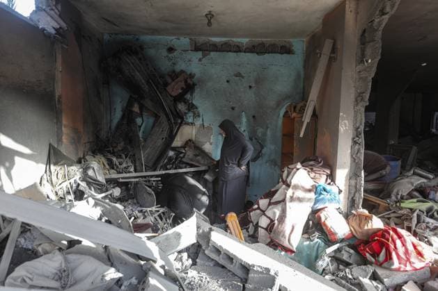 Israeli army targets building in the Bureij camp in Gaza BUREIJ, GAZA, PALESTINE - MAY 20: Palestinians inspect the destruction of a residential building belonging to the Abu Shamala family following an Israeli air strike at the Bureij camp in the central Gaza Strip, Palestine on May 20, 2026. The targeted attack completely flattened the multi-story structure and caused extensive structural damage to numerous neighboring homes. Moiz Salhi Anadolu Bureij Gaza. Editorial use only. Please get in touch for any other usage.  Copyright: x2026xAnadoluxMoizxSalhix