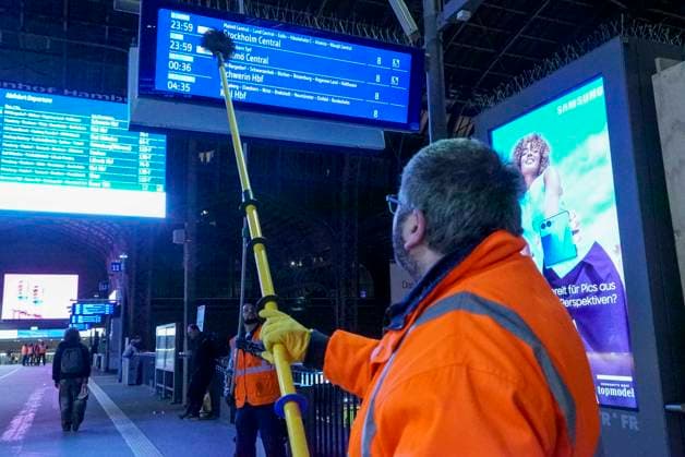 CNTV DACHREINIGUNG- Industriekletterer Fensterputzer haengen in 25 meter hohe an der Glasfassade unter dem Dach des Hamburger Hauptbahnhofes am 20.06.2026 in Hamburg In der Nacht haben Arbeiter Teile der Seitenfenster der 150 Meter langen und 114 Meter breiten Halle des Hamburger Hauptbahnhofes gereinigt und ueberprueft. Die Arbeiter hingen mit Seilen gesichert ich ca. 25 Meter Höhe direkt über dem Gleis 14 an der Glasseitenwand Hauptbahnhof Gleichzeitig wurden aber auch die Fahrgast Informations Anzeigetafeln gereinigt Hamburg Deutschland