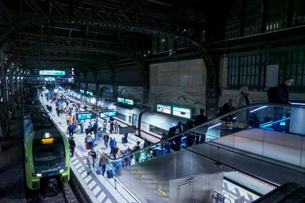 CNTV DACHREINIGUNG- Industriekletterer Fensterputzer haengen in 25 meter hohe an der Glasfassade unter dem Dach des Hamburger Hauptbahnhofes am 20.06.2026 in Hamburg In der Nacht haben Arbeiter Teile der Seitenfenster der 150 Meter langen und 114 Meter breiten Halle des Hamburger Hauptbahnhofes gereinigt und ueberprueft. Die Arbeiter hingen mit Seilen gesichert ich ca. 25 Meter Höhe direkt über dem Gleis 14 an der Glasseitenwand Hauptbahnhof Hamburg Deutschland