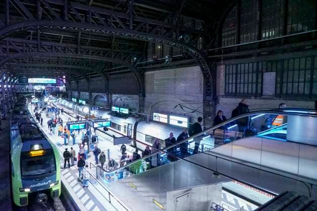 CNTV DACHREINIGUNG- Industriekletterer Fensterputzer haengen in 25 meter hohe an der Glasfassade unter dem Dach des Hamburger Hauptbahnhofes am 20.06.2026 in Hamburg In der Nacht haben Arbeiter Teile der Seitenfenster der 150 Meter langen und 114 Meter breiten Halle des Hamburger Hauptbahnhofes gereinigt und ueberprueft. Die Arbeiter hingen mit Seilen gesichert ich ca. 25 Meter Höhe direkt über dem Gleis 14 an der Glasseitenwand Hauptbahnhof Hamburg Deutschland