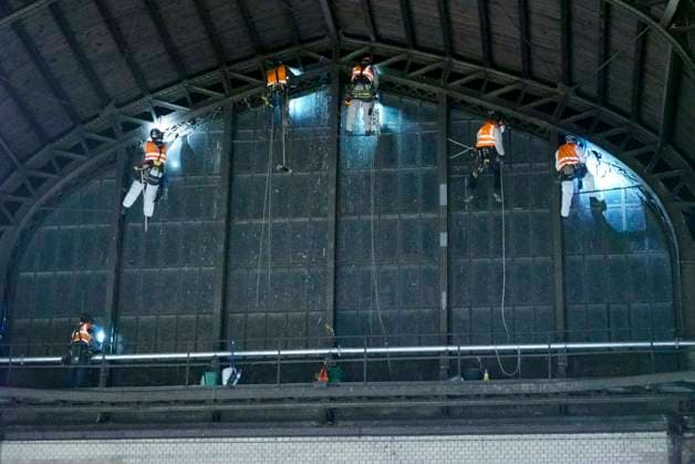 CNTV DACHREINIGUNG- Industriekletterer Fensterputzer haengen in 25 meter hohe an der Glasfassade unter dem Dach des Hamburger Hauptbahnhofes am 20.06.2026 in Hamburg In der Nacht haben Arbeiter Teile der Seitenfenster der 150 Meter langen und 114 Meter breiten Halle des Hamburger Hauptbahnhofes gereinigt und ueberprueft. Die Arbeiter hingen mit Seilen gesichert ich ca. 25 Meter Höhe direkt über dem Gleis 14 an der Glasseitenwand Hauptbahnhof Hamburg Deutschland