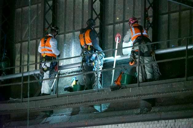 CNTV DACHREINIGUNG- Industriekletterer Fensterputzer haengen in 25 meter hohe an der Glasfassade unter dem Dach des Hamburger Hauptbahnhofes am 20.06.2026 in Hamburg In der Nacht haben Arbeiter Teile der Seitenfenster der 150 Meter langen und 114 Meter breiten Halle des Hamburger Hauptbahnhofes gereinigt und ueberprueft. Die Arbeiter hingen mit Seilen gesichert ich ca. 25 Meter Höhe direkt über dem Gleis 14 an der Glasseitenwand Hauptbahnhof Hamburg Deutschland