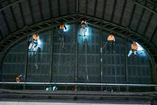 CNTV DACHREINIGUNG- Industriekletterer Fensterputzer haengen in 25 meter hohe an der Glasfassade unter dem Dach des Hamburger Hauptbahnhofes am 20.06.2026 in Hamburg In der Nacht haben Arbeiter Teile der Seitenfenster der 150 Meter langen und 114 Meter breiten Halle des Hamburger Hauptbahnhofes gereinigt und ueberprueft. Die Arbeiter hingen mit Seilen gesichert ich ca. 25 Meter Höhe direkt über dem Gleis 14 an der Glasseitenwand Hauptbahnhof Hamburg Deutschland