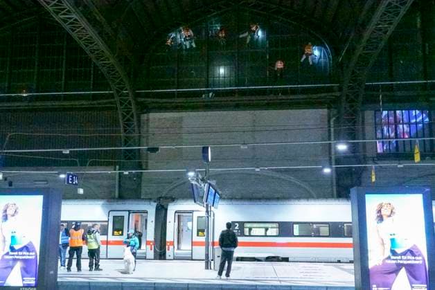 CNTV DACHREINIGUNG- Industriekletterer Fensterputzer haengen in 25 meter hohe an der Glasfassade unter dem Dach des Hamburger Hauptbahnhofes am 20.06.2026 in Hamburg In der Nacht haben Arbeiter Teile der Seitenfenster der 150 Meter langen und 114 Meter breiten Halle des Hamburger Hauptbahnhofes gereinigt und ueberprueft. Die Arbeiter hingen mit Seilen gesichert ich ca. 25 Meter Höhe direkt über dem Gleis 14 an der Glasseitenwand Hauptbahnhof Hamburg Deutschland