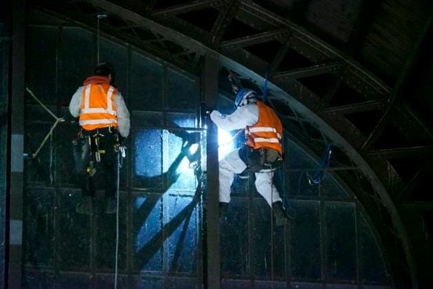 CNTV DACHREINIGUNG- Industriekletterer Fensterputzer haengen in 25 meter hohe an der Glasfassade unter dem Dach des Hamburger Hauptbahnhofes am 20.06.2026 in Hamburg In der Nacht haben Arbeiter Teile der Seitenfenster der 150 Meter langen und 114 Meter breiten Halle des Hamburger Hauptbahnhofes gereinigt und ueberprueft. Die Arbeiter hingen mit Seilen gesichert ich ca. 25 Meter Höhe direkt über dem Gleis 14 an der Glasseitenwand Hauptbahnhof Hamburg Deutschland