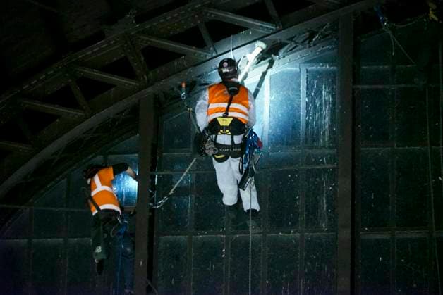 CNTV DACHREINIGUNG- Industriekletterer Fensterputzer haengen in 25 meter hohe an der Glasfassade unter dem Dach des Hamburger Hauptbahnhofes am 20.06.2026 in Hamburg In der Nacht haben Arbeiter Teile der Seitenfenster der 150 Meter langen und 114 Meter breiten Halle des Hamburger Hauptbahnhofes gereinigt und ueberprueft. Die Arbeiter hingen mit Seilen gesichert ich ca. 25 Meter Höhe direkt über dem Gleis 14 an der Glasseitenwand Hauptbahnhof Hamburg Deutschland