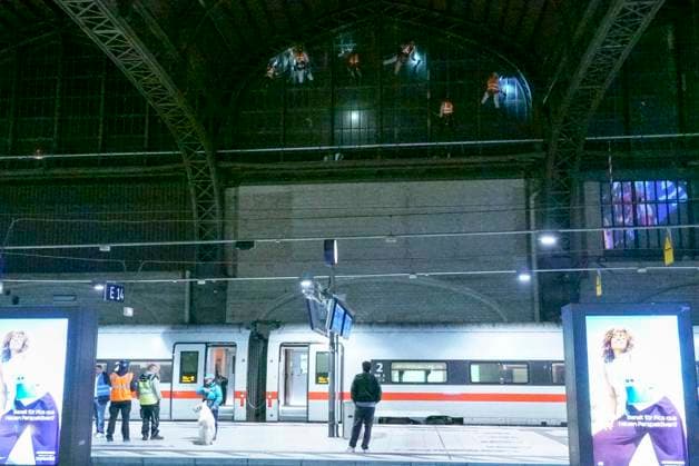 CNTV DACHREINIGUNG- Industriekletterer Fensterputzer haengen in 25 meter hohe an der Glasfassade unter dem Dach des Hamburger Hauptbahnhofes am 20.06.2026 in Hamburg In der Nacht haben Arbeiter Teile der Seitenfenster der 150 Meter langen und 114 Meter breiten Halle des Hamburger Hauptbahnhofes gereinigt und ueberprueft. Die Arbeiter hingen mit Seilen gesichert ich ca. 25 Meter Höhe direkt über dem Gleis 14 an der Glasseitenwand Hauptbahnhof Hamburg Deutschland