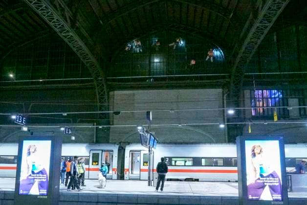 CNTV DACHREINIGUNG- Industriekletterer Fensterputzer haengen in 25 meter hohe an der Glasfassade unter dem Dach des Hamburger Hauptbahnhofes am 20.06.2026 in Hamburg In der Nacht haben Arbeiter Teile der Seitenfenster der 150 Meter langen und 114 Meter breiten Halle des Hamburger Hauptbahnhofes gereinigt und ueberprueft. Die Arbeiter hingen mit Seilen gesichert ich ca. 25 Meter Höhe direkt über dem Gleis 14 an der Glasseitenwand Hauptbahnhof Hamburg Deutschland