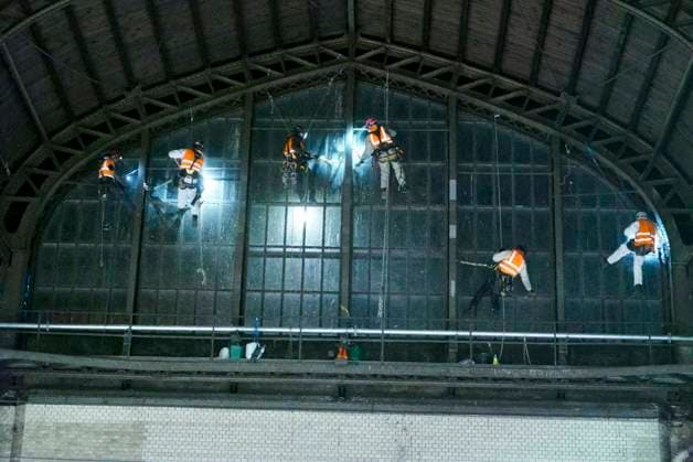 CNTV DACHREINIGUNG- Industriekletterer Fensterputzer haengen in 25 meter hohe an der Glasfassade unter dem Dach des Hamburger Hauptbahnhofes am 20.06.2026 in Hamburg In der Nacht haben Arbeiter Teile der Seitenfenster der 150 Meter langen und 114 Meter breiten Halle des Hamburger Hauptbahnhofes gereinigt und ueberprueft. Die Arbeiter hingen mit Seilen gesichert ich ca. 25 Meter Höhe direkt über dem Gleis 14 an der Glasseitenwand Hauptbahnhof Hamburg Deutschland