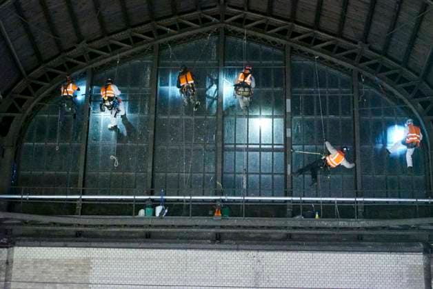 CNTV DACHREINIGUNG- Industriekletterer Fensterputzer haengen in 25 meter hohe an der Glasfassade unter dem Dach des Hamburger Hauptbahnhofes am 20.06.2026 in Hamburg In der Nacht haben Arbeiter Teile der Seitenfenster der 150 Meter langen und 114 Meter breiten Halle des Hamburger Hauptbahnhofes gereinigt und ueberprueft. Die Arbeiter hingen mit Seilen gesichert ich ca. 25 Meter Höhe direkt über dem Gleis 14 an der Glasseitenwand Hauptbahnhof Hamburg Deutschland