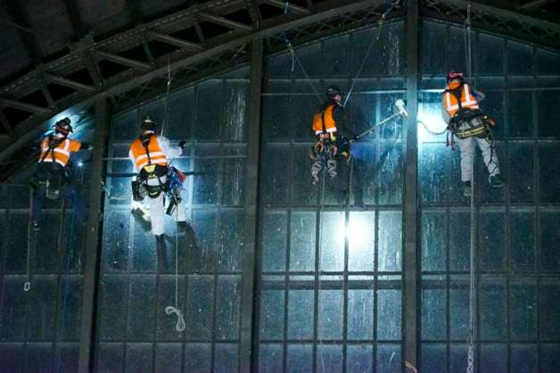CNTV DACHREINIGUNG- Industriekletterer Fensterputzer haengen in 25 meter hohe an der Glasfassade unter dem Dach des Hamburger Hauptbahnhofes am 20.06.2026 in Hamburg In der Nacht haben Arbeiter Teile der Seitenfenster der 150 Meter langen und 114 Meter breiten Halle des Hamburger Hauptbahnhofes gereinigt und ueberprueft. Die Arbeiter hingen mit Seilen gesichert ich ca. 25 Meter Höhe direkt über dem Gleis 14 an der Glasseitenwand Hauptbahnhof Hamburg Deutschland