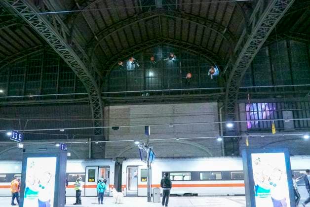 CNTV DACHREINIGUNG- Industriekletterer Fensterputzer haengen in 25 meter hohe an der Glasfassade unter dem Dach des Hamburger Hauptbahnhofes am 20.06.2026 in Hamburg In der Nacht haben Arbeiter Teile der Seitenfenster der 150 Meter langen und 114 Meter breiten Halle des Hamburger Hauptbahnhofes gereinigt und ueberprueft. Die Arbeiter hingen mit Seilen gesichert ich ca. 25 Meter Höhe direkt über dem Gleis 14 an der Glasseitenwand Hauptbahnhof Hamburg Deutschland