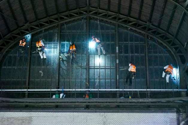CNTV DACHREINIGUNG- Industriekletterer Fensterputzer haengen in 25 meter hohe an der Glasfassade unter dem Dach des Hamburger Hauptbahnhofes am 20.06.2026 in Hamburg In der Nacht haben Arbeiter Teile der Seitenfenster der 150 Meter langen und 114 Meter breiten Halle des Hamburger Hauptbahnhofes gereinigt und ueberprueft. Die Arbeiter hingen mit Seilen gesichert ich ca. 25 Meter Höhe direkt über dem Gleis 14 an der Glasseitenwand Hauptbahnhof Hamburg Deutschland