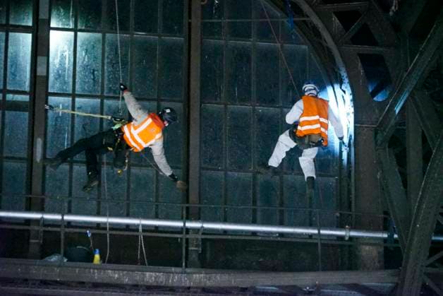 CNTV DACHREINIGUNG- Industriekletterer Fensterputzer haengen in 25 meter hohe an der Glasfassade unter dem Dach des Hamburger Hauptbahnhofes am 20.06.2026 in Hamburg In der Nacht haben Arbeiter Teile der Seitenfenster der 150 Meter langen und 114 Meter breiten Halle des Hamburger Hauptbahnhofes gereinigt und ueberprueft. Die Arbeiter hingen mit Seilen gesichert ich ca. 25 Meter Höhe direkt über dem Gleis 14 an der Glasseitenwand Hauptbahnhof Hamburg Deutschland