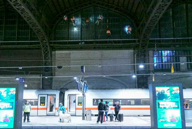 CNTV DACHREINIGUNG- Industriekletterer Fensterputzer haengen in 25 meter hohe an der Glasfassade unter dem Dach des Hamburger Hauptbahnhofes am 20.06.2026 in Hamburg In der Nacht haben Arbeiter Teile der Seitenfenster der 150 Meter langen und 114 Meter breiten Halle des Hamburger Hauptbahnhofes gereinigt und ueberprueft. Die Arbeiter hingen mit Seilen gesichert ich ca. 25 Meter Höhe direkt über dem Gleis 14 an der Glasseitenwand Hauptbahnhof Hamburg Deutschland