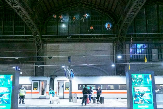 CNTV DACHREINIGUNG- Industriekletterer Fensterputzer haengen in 25 meter hohe an der Glasfassade unter dem Dach des Hamburger Hauptbahnhofes am 20.06.2026 in Hamburg In der Nacht haben Arbeiter Teile der Seitenfenster der 150 Meter langen und 114 Meter breiten Halle des Hamburger Hauptbahnhofes gereinigt und ueberprueft. Die Arbeiter hingen mit Seilen gesichert ich ca. 25 Meter Höhe direkt über dem Gleis 14 an der Glasseitenwand Hauptbahnhof Hamburg Deutschland