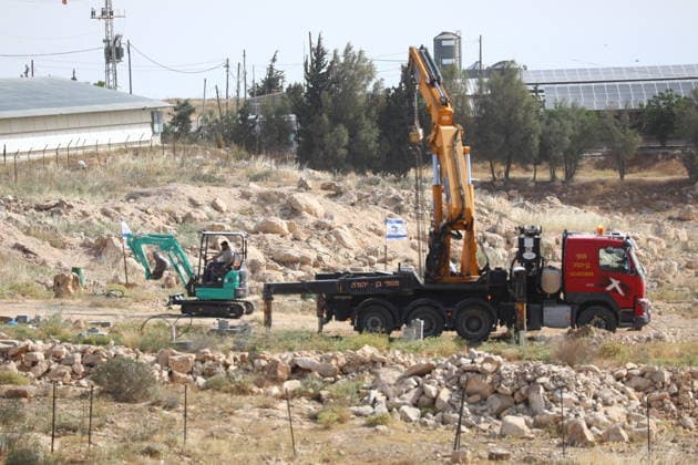 Illegal Israeli settlers expand outpost in West Bank s Umm al-Khair HEBRON, WEST BANK, PALESTINE - MAY 20: Prefabricated houses installed by illegal Israeli settlers are seen under the protection of the Israeli army in the village of Umm al-Khair, located in the Masafer Yatta region south of Hebron in West Bank, Palestine on May 20, 2026. Illegal settlers continue to expand a newly established settlement outpost, seizing Palestinian lands in the area. Wisam Hashlamoun Anadolu Hebron West Bank. Editorial use only. Please get in touch for any other usage.  Copyright: x2026xAnadoluxWisamxHashlamounx