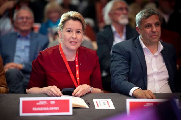Franziska Giffey - SPD Berlin DEU, Deutschland, Germany, Berlin, 08.05.2026 Franziska Giffey , Senatorin fuer Wirtschaft in Berlin und Raed Saleh , Fraktionsvorsitzender der SPD im Berliner Abgeordnetenhaus (rechts) auf dem Landesparteitag der Berliner SPD in Berlin Deutschland . Thema Wahl eines neuen Landesvorstands und der Landesvorsitzenden sowie die Verabschiedung des Wahlprogramms fuer die Berlin-Wahl 2026 en: Franziska Giffey , Senator for Economic Affairs in Berlin, and Raed Saleh , leader of the SPD parliamentary group in the Berlin House of Representatives (right) at the Berlin SPD state party conference in Berlin Germany . The agenda included the election of a new state executive committee and state co-chairs, as well as the adop