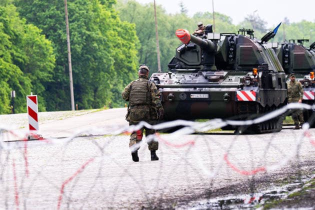 20.05.2026 - Erste Großübung der Heimatschutzdivision: Heimatschützer sichern unter anderem die Bahnentladung von Kettenfahrzeugen der Panzergrenadierbrigade 37 auf dem Truppenübungsplatz in Bergen (Niedersachsen). , Bergen Niedersachsen Deutschland Truppenübungsplatz