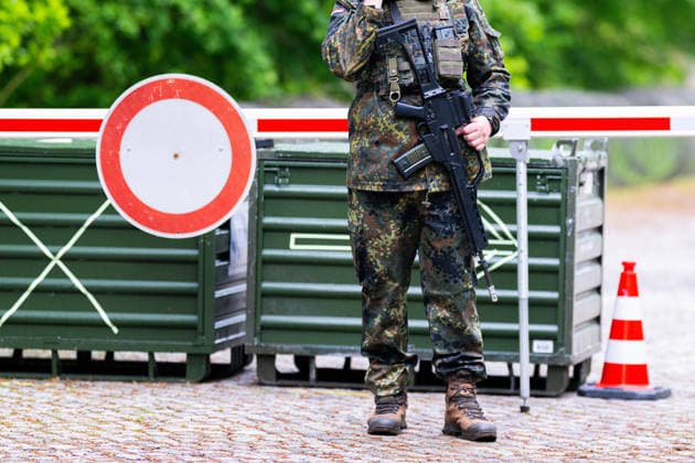20.05.2026 - Erste Großübung der Heimatschutzdivision: Heimatschützer sichern die Bahnentladung von Kettenfahrzeugen der Panzergrenadierbrigade 37 auf dem Truppenübungsplatz in Bergen (Niedersachsen). ,