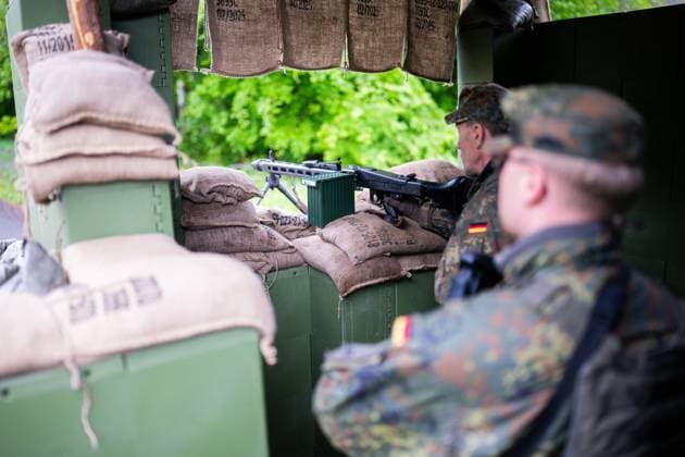 20.05.2026 - Erste Großübung der Heimatschutzdivision: Heimatschützer sichern die Bahnentladung von Kettenfahrzeugen der Panzergrenadierbrigade 37 auf dem Truppenübungsplatz in Bergen (Niedersachsen). ,