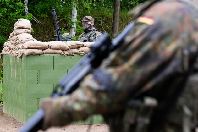 20.05.2026 - Erste Großübung der Heimatschutzdivision: Heimatschützer sichern die Bahnentladung von Kettenfahrzeugen der Panzergrenadierbrigade 37 auf dem Truppenübungsplatz in Bergen (Niedersachsen). ,