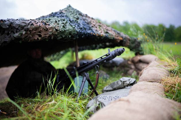 20.05.2026 - Erste Großübung der Heimatschutzdivision: Heimatschützer sichern die Bahnentladung von Kettenfahrzeugen der Panzergrenadierbrigade 37 auf dem Truppenübungsplatz in Bergen (Niedersachsen). ,