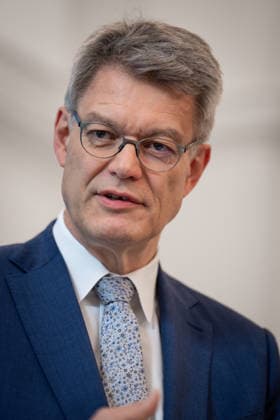 Statement zur Reform der Fahrschulausbildung Patrick Schnieder, Bundesminister fuer Verkehr im Portrait bei der Pressekonferenz zum Thema Statement zur Reform der Fahrschulausbildung im Anschluss an die Zustimmung durch das Bundeskabinett, Berlin , 20.05.2026 Berlin Berlin Deutschland