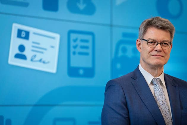 Statement zur Reform der Fahrschulausbildung Patrick Schnieder, Bundesminister fuer Verkehr mit dem Abdruck eines Fuehrerscheins im Hintergrund. Bei der Pressekonferenz zum Thema Statement zur Reform der Fahrschulausbildung im Anschluss an die Zustimmung durch das Bundeskabinett, Berlin , 20.05.2026 Berlin Berlin Deutschland