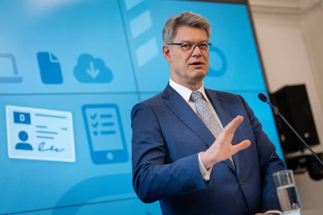 Statement zur Reform der Fahrschulausbildung Patrick Schnieder, Bundesminister fuer Verkehr mit dem Abdruck eines Fuehrerscheins im Hintergrund. Bei der Pressekonferenz zum Thema Statement zur Reform der Fahrschulausbildung im Anschluss an die Zustimmung durch das Bundeskabinett, Berlin , 20.05.2026 Berlin Berlin Deutschland
