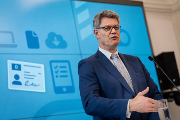 Statement zur Reform der Fahrschulausbildung Patrick Schnieder, Bundesminister fuer Verkehr mit dem Abdruck eines Fuehrerscheins im Hintergrund. Bei der Pressekonferenz zum Thema Statement zur Reform der Fahrschulausbildung im Anschluss an die Zustimmung durch das Bundeskabinett, Berlin , 20.05.2026 Berlin Berlin Deutschland