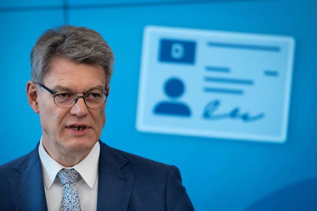 Statement zur Reform der Fahrschulausbildung Patrick Schnieder, Bundesminister fuer Verkehr mit dem Abdruck eines Fuehrerscheins im Hintergrund. Bei der Pressekonferenz zum Thema Statement zur Reform der Fahrschulausbildung im Anschluss an die Zustimmung durch das Bundeskabinett, Berlin , 20.05.2026 Berlin Berlin Deutschland