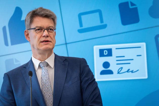 Statement zur Reform der Fahrschulausbildung Patrick Schnieder, Bundesminister fuer Verkehr mit dem Abdruck eines Fuehrerscheins im Hintergrund. Bei der Pressekonferenz zum Thema Statement zur Reform der Fahrschulausbildung im Anschluss an die Zustimmung durch das Bundeskabinett, Berlin , 20.05.2026 Berlin Berlin Deutschland