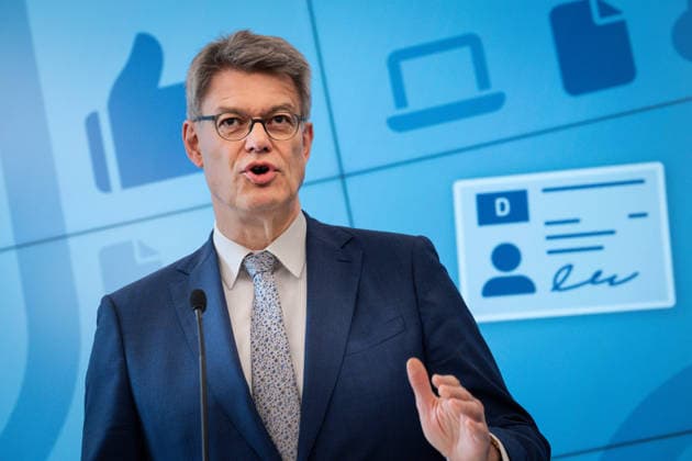 Statement zur Reform der Fahrschulausbildung Patrick Schnieder, Bundesminister fuer Verkehr mit dem Abdruck eines Fuehrerscheins im Hintergrund. Bei der Pressekonferenz zum Thema Statement zur Reform der Fahrschulausbildung im Anschluss an die Zustimmung durch das Bundeskabinett, Berlin , 20.05.2026 Berlin Berlin Deutschland