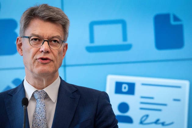 Statement zur Reform der Fahrschulausbildung Patrick Schnieder, Bundesminister fuer Verkehr mit dem Abdruck eines Fuehrerscheins im Hintergrund. Bei der Pressekonferenz zum Thema Statement zur Reform der Fahrschulausbildung im Anschluss an die Zustimmung durch das Bundeskabinett, Berlin , 20.05.2026 Berlin Berlin Deutschland