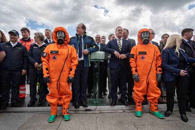 Bundesinnenminister Alexander Dobrindt (in Jacke des Zivilschutzes) und Verteidigungsminister Boris Pistorius vor dem Berliner Hauptbahnhof;Vorstellung Pakt für den Bevölkerungsschutz durch Bundesinnenminister und Verteidigungsminister mit Übergabe von 13 Einsatzfahrzeugen an den Zivilschutz, Berlin Berlin Deutschland Hauptbahnhof, Washingtonplatz