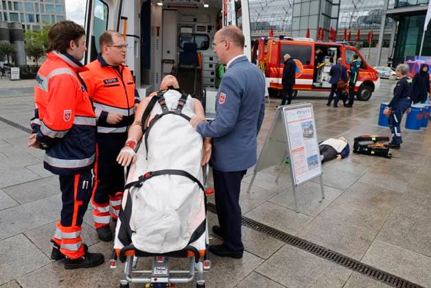 Deutschland, Berlin,Bundesinnenminister Alexander Dobrindt stellt Pakt für den Bevölkerungsschutz vor und übergibt 13 Einsatzfahrzeuge für den Zivilschutz