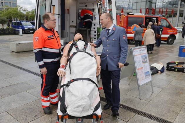 Deutschland, Berlin,Bundesinnenminister Alexander Dobrindt stellt Pakt für den Bevölkerungsschutz vor und übergibt 13 Einsatzfahrzeuge für den Zivilschutz