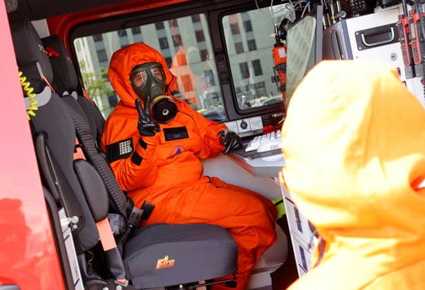 Deutschland, Berlin,Bundesinnenminister Alexander Dobrindt stellt Pakt für den Bevölkerungsschutz vor und übergibt 13 Einsatzfahrzeuge für den Zivilschutz